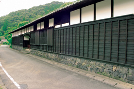 蕨岡家住宅長屋門の建物の画像