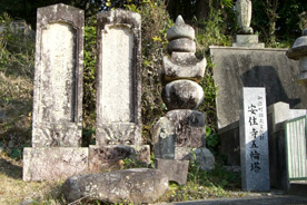 安住寺五輪塔の石碑の画像