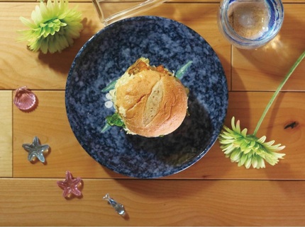 お皿の盛り付けされた鯛カツバーガーの画像
