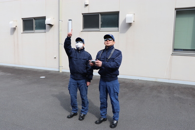 サングラスを付けて活動する消防隊の画像