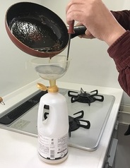 廃食用油を容器に入れる画像